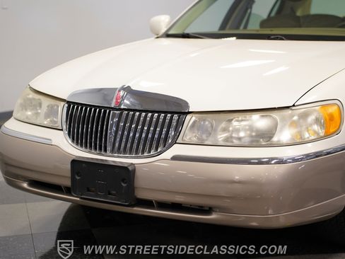 Used 2000 Lincoln Town Car Signature RWD image 20