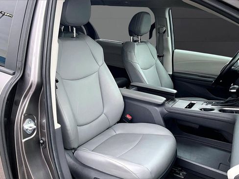 Used 2024 Toyota Sienna XLE image 5
