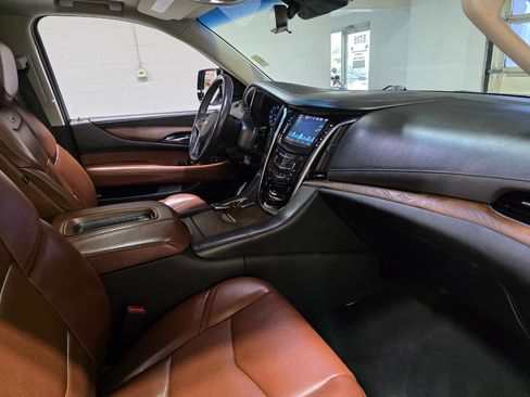 Used 2019 Cadillac Escalade Premium Luxury image 32
