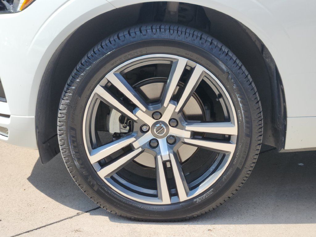 Used 2021 Volvo XC60 T5 Momentum w/ Premium Package FWD image 19