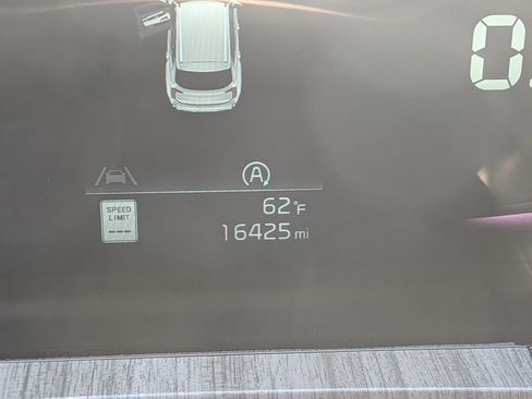 Used 2024 Kia Telluride EX w/ EX Captain's Chair Package image 25