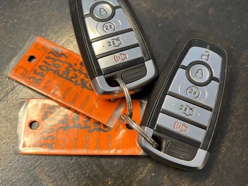 Used 2017 Ford Fusion SE w/ Fusion SE Technology Package image 11