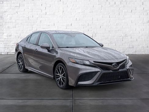 Used 2022 Toyota Camry SE image 5