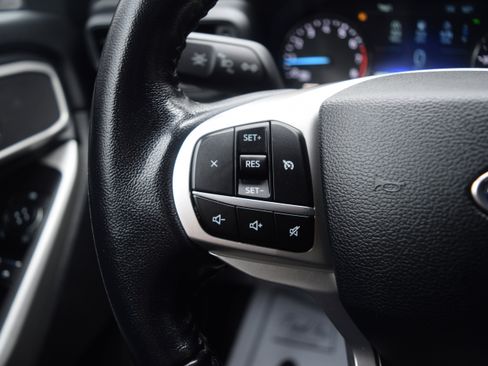 Used 2022 Ford Explorer XLT image 6