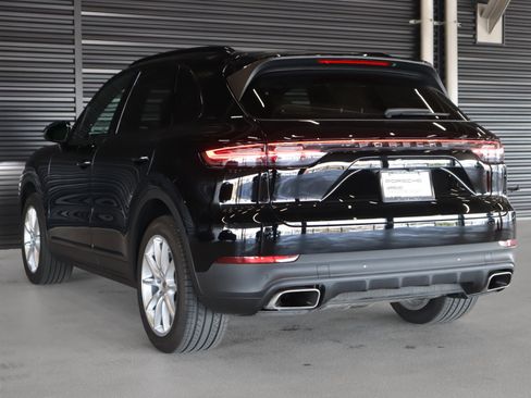 Certified 2023 Porsche Cayenne w/ Premium Package AWD/4WD image 3