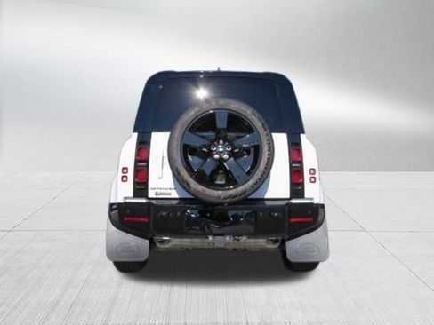 Used 2025 Land Rover Defender 110 X-Dynamic SE image 4