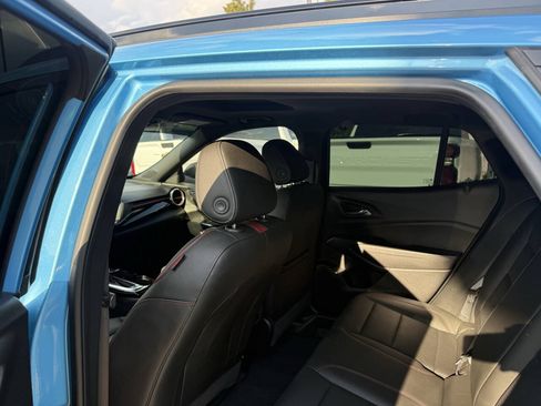 Used 2025 Chevrolet Trax RS w/ Sunroof Package FWD image 12