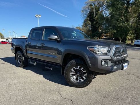 Used 2019 Toyota Tacoma TRD Off-Road image 2