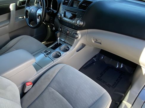 Used 2012 Toyota Highlander FWD w/ Tech Pkg image 9