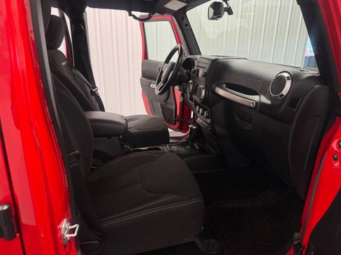 Used 2016 Jeep Wrangler Unlimited Rubicon w/ Connectivity Group image 17