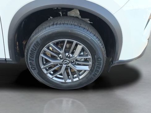 Used 2024 Nissan Rogue S FWD image 25