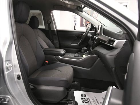 Used 2023 Toyota Highlander L FWD image 27