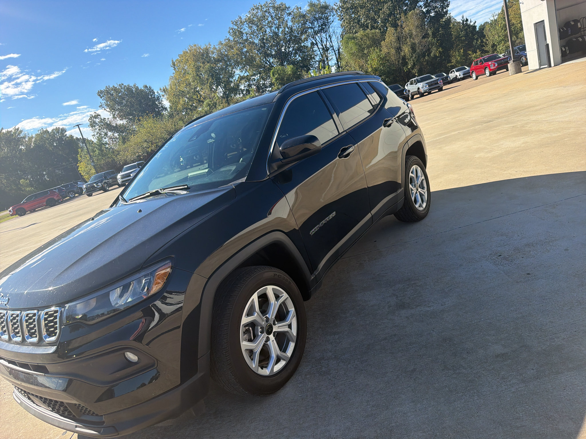Used 2025 Jeep Compass Latitude AWD/4WD image 13