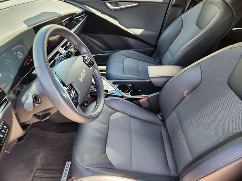 Used 2024 Kia Niro EX w/ EX Cold Weather Package FWD image 12
