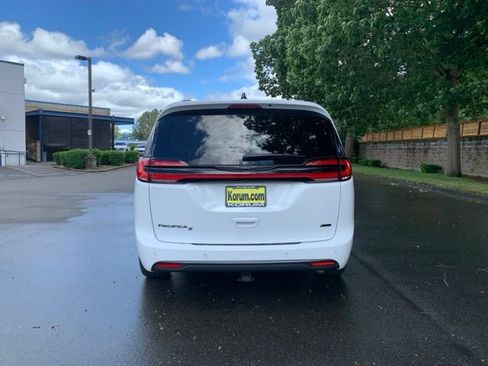 Used 2023 Chrysler Pacifica Touring-L w/ S Appearance Package AWD/4WD image 4