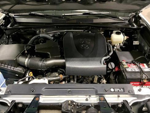 Certified 2017 Toyota Tacoma TRD Off-Road w/ Premium & Technology Package AWD/4WD image 32