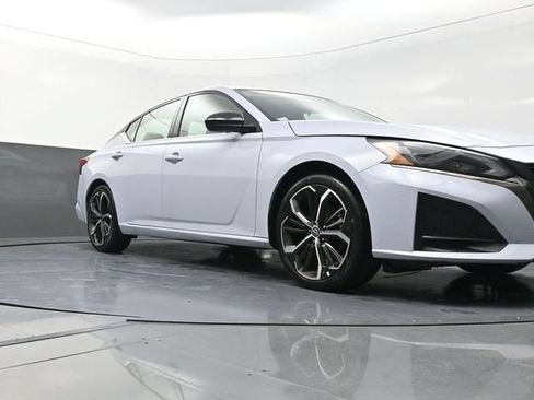 Used 2024 Nissan Altima 2.5 SR FWD image 31