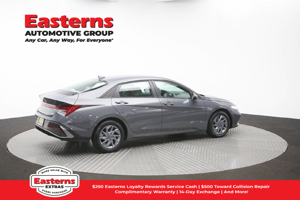 Used 2025 Hyundai Elantra Hybrid FWD image 42