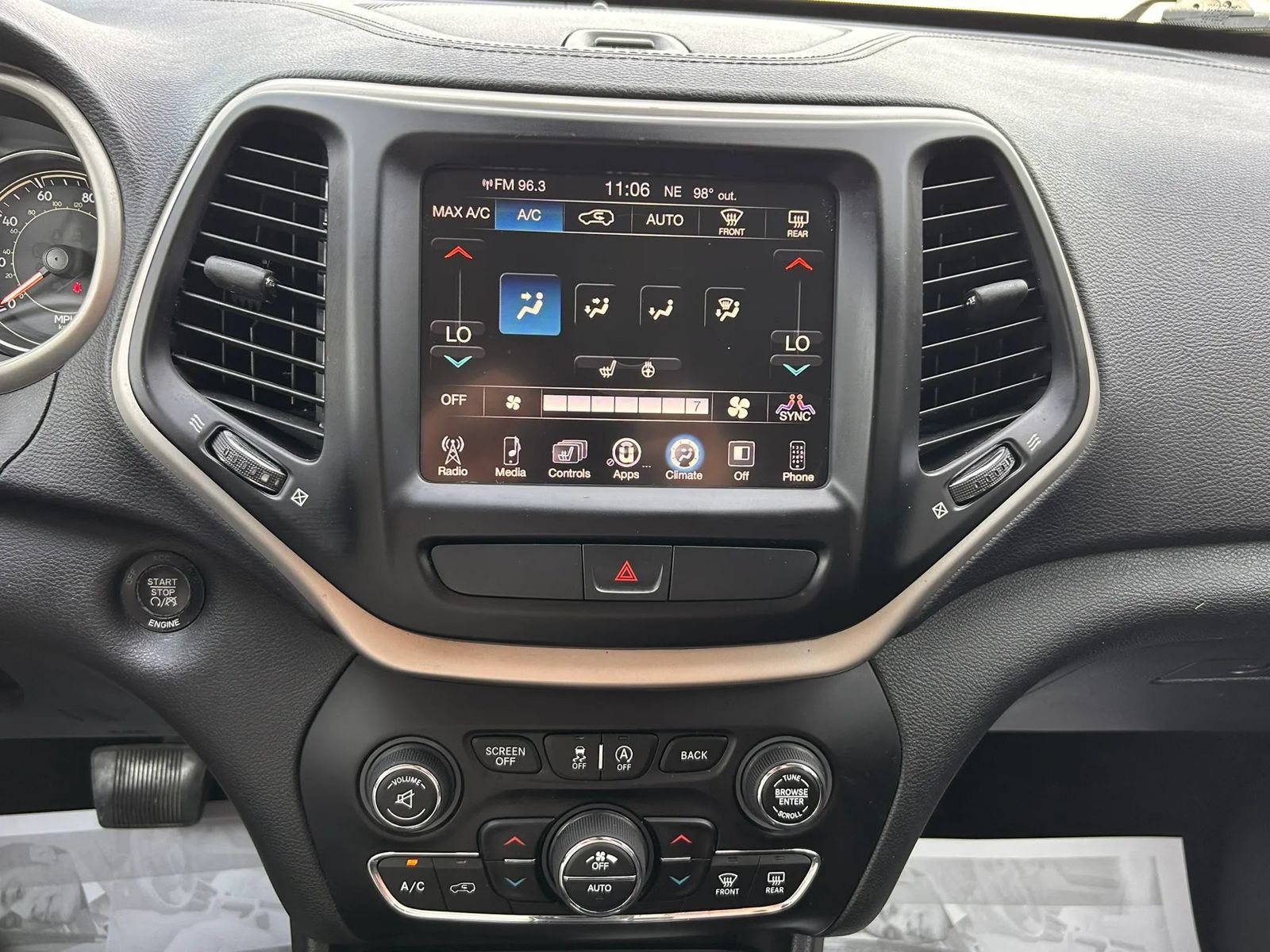 Used 2015 Jeep Cherokee Latitude w/ Comfort/Convenience Group AWD/4WD image 11