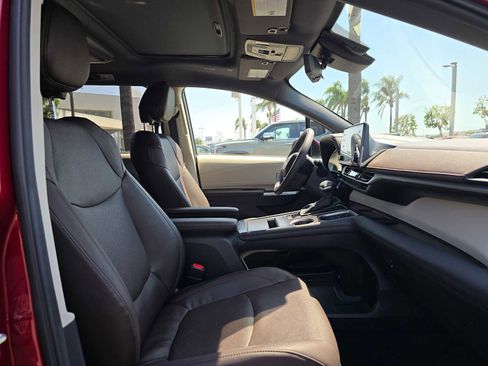 Certified 2024 Toyota Sienna Platinum FWD image 10