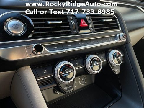 Used 2023 Genesis G70 2.0T image 18