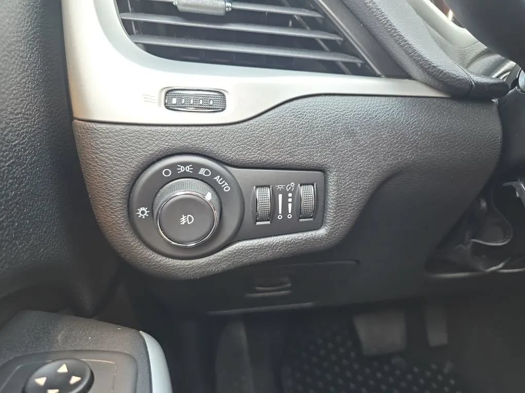 Used 2018 Jeep Cherokee Latitude Plus w/ Cold Weather Group AWD/4WD image 23