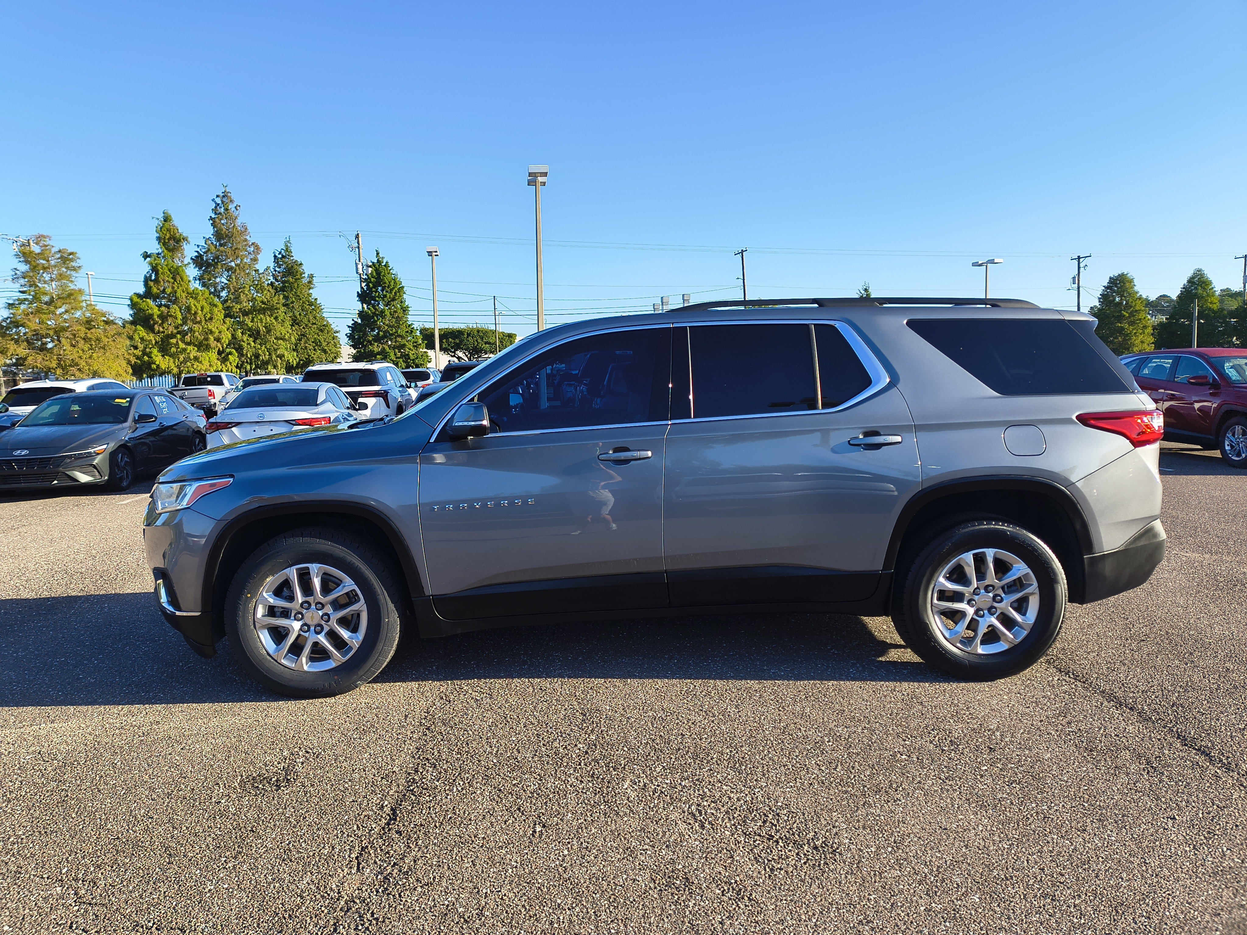 Used 2021 Chevrolet Traverse LT FWD image 3