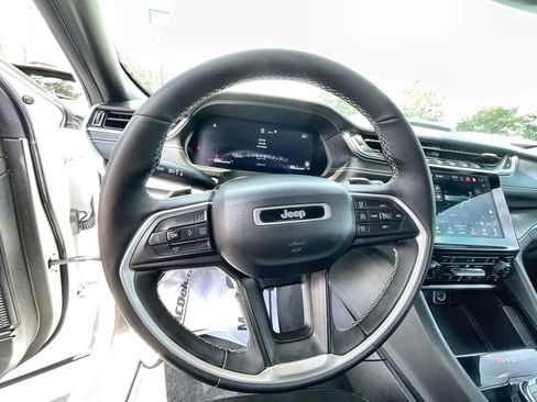 Used 2023 Jeep Grand Cherokee Altitude image 11