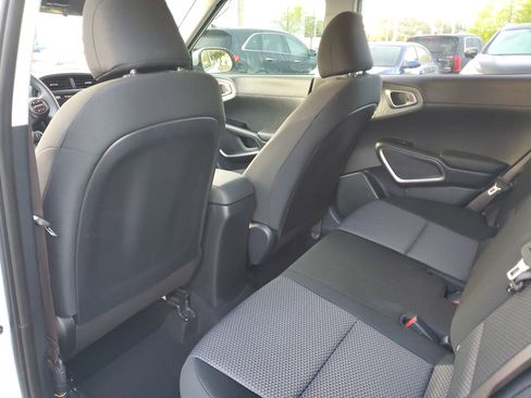 Used 2025 Kia Soul LX w/ LX Technology Package image 9