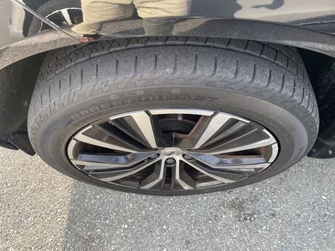 Used 2023 Volvo XC60 B5 Ultimate w/ Climate Package image 3