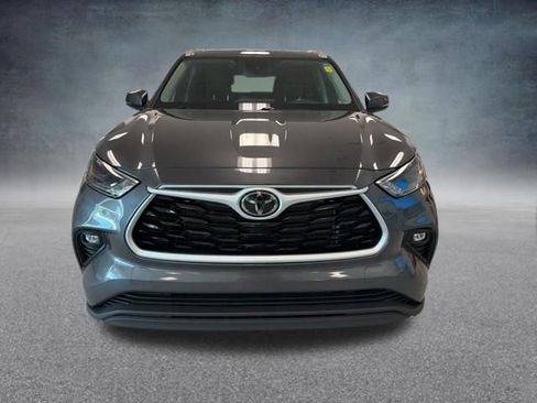 Used 2022 Toyota Highlander XLE image 3
