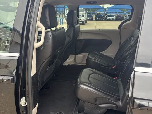 Used 2023 Chrysler Pacifica Touring-L FWD image 5