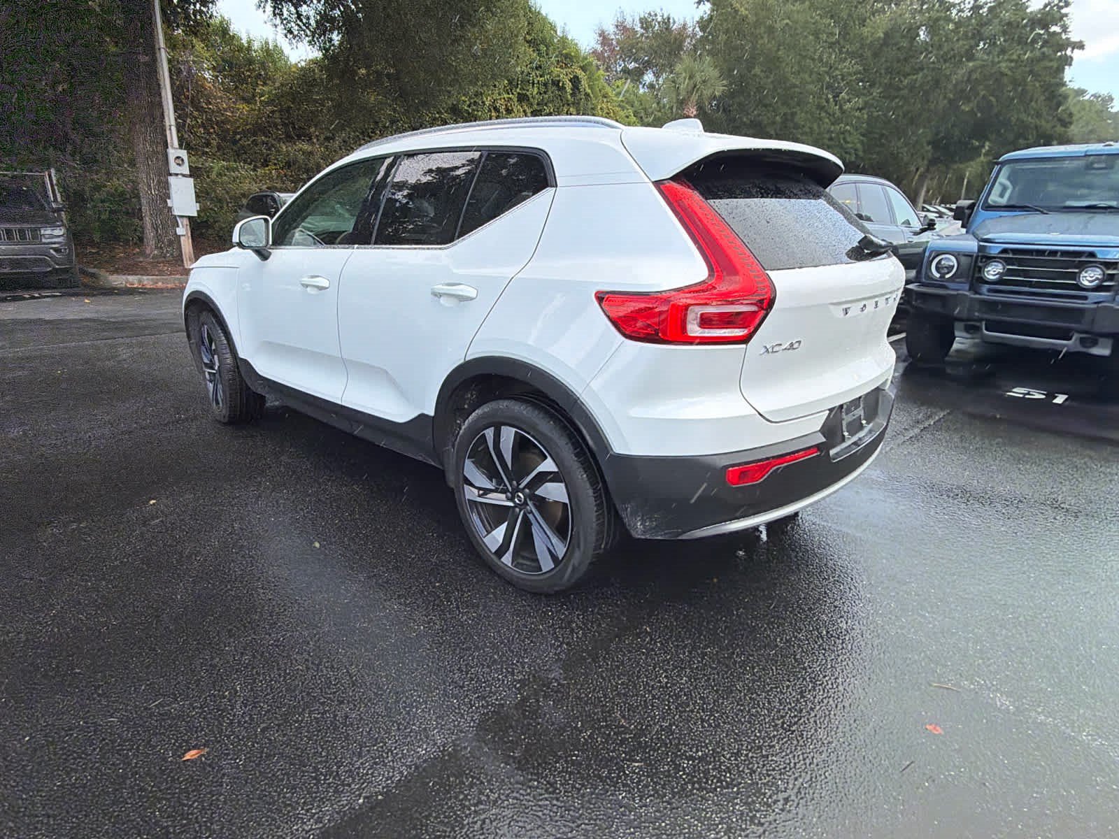 Certified 2024 Volvo XC40 B5 Plus AWD/4WD image 12