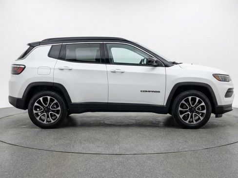 Used 2025 Jeep Compass Trailhawk AWD/4WD image 11