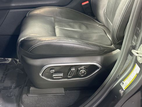 Used 2023 Jeep Grand Cherokee Overland w/ Luxury Tech Group IV image 14