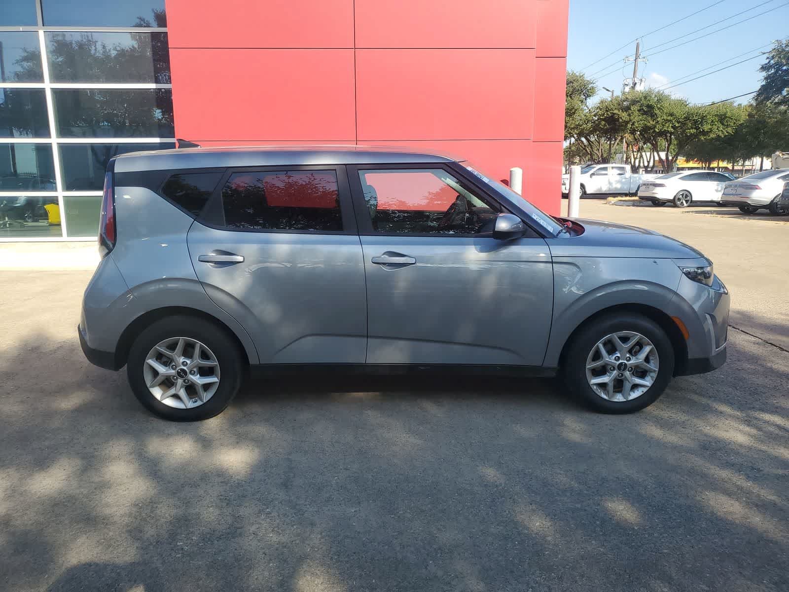 Used 2025 Kia Soul LX w/ LX Technology Package FWD image 7