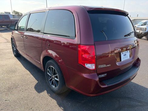 Used 2018 Dodge Grand Caravan SE FWD image 3