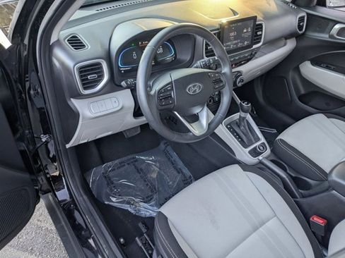 Used 2025 Hyundai Venue SEL image 11