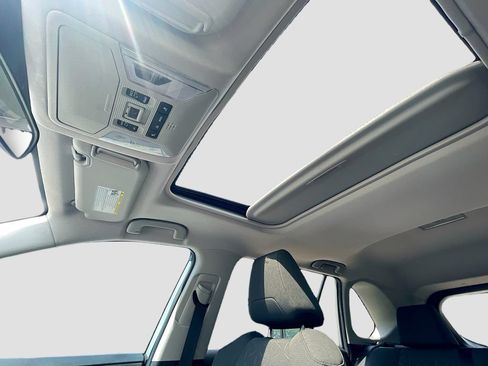 Used 2021 Toyota RAV4 XLE w/ Convenience Package FWD image 21
