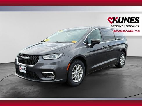Used 2023 Chrysler Pacifica Touring-L FWD image 5