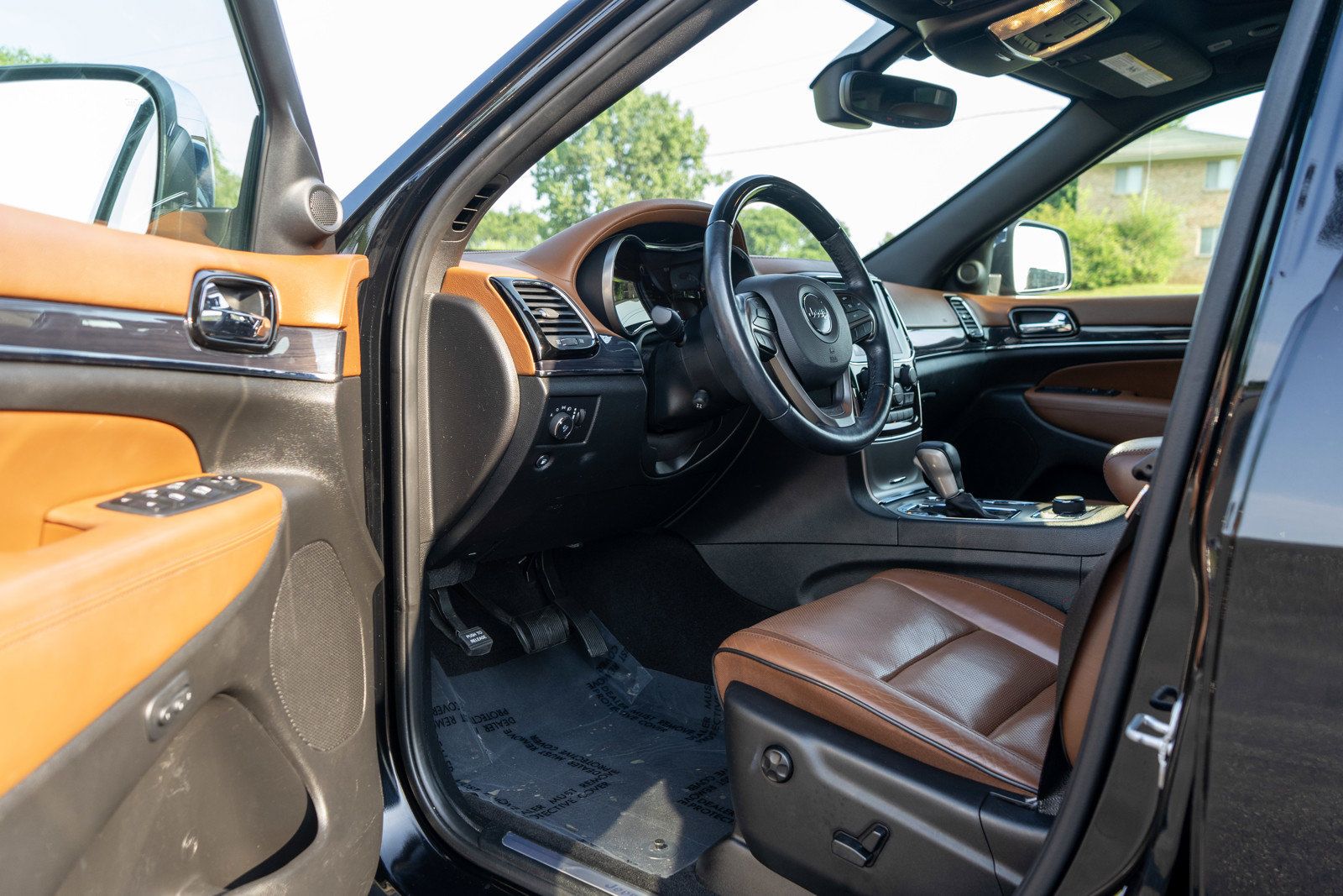 Used 2020 Jeep Grand Cherokee Overland AWD/4WD image 15