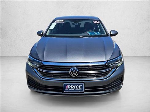 Used 2024 Volkswagen Jetta SE FWD image 2