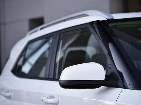 Used 2025 Hyundai Venue SEL FWD image 3
