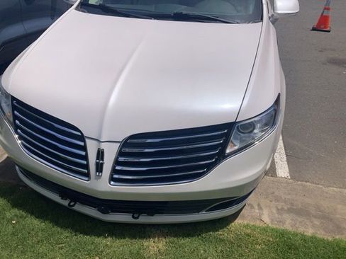 Used 2018 Lincoln MKT AWD image 2