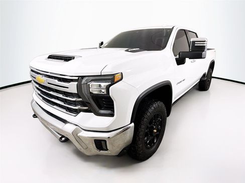 Used 2024 Chevrolet Silverado 2500 LTZ image 3