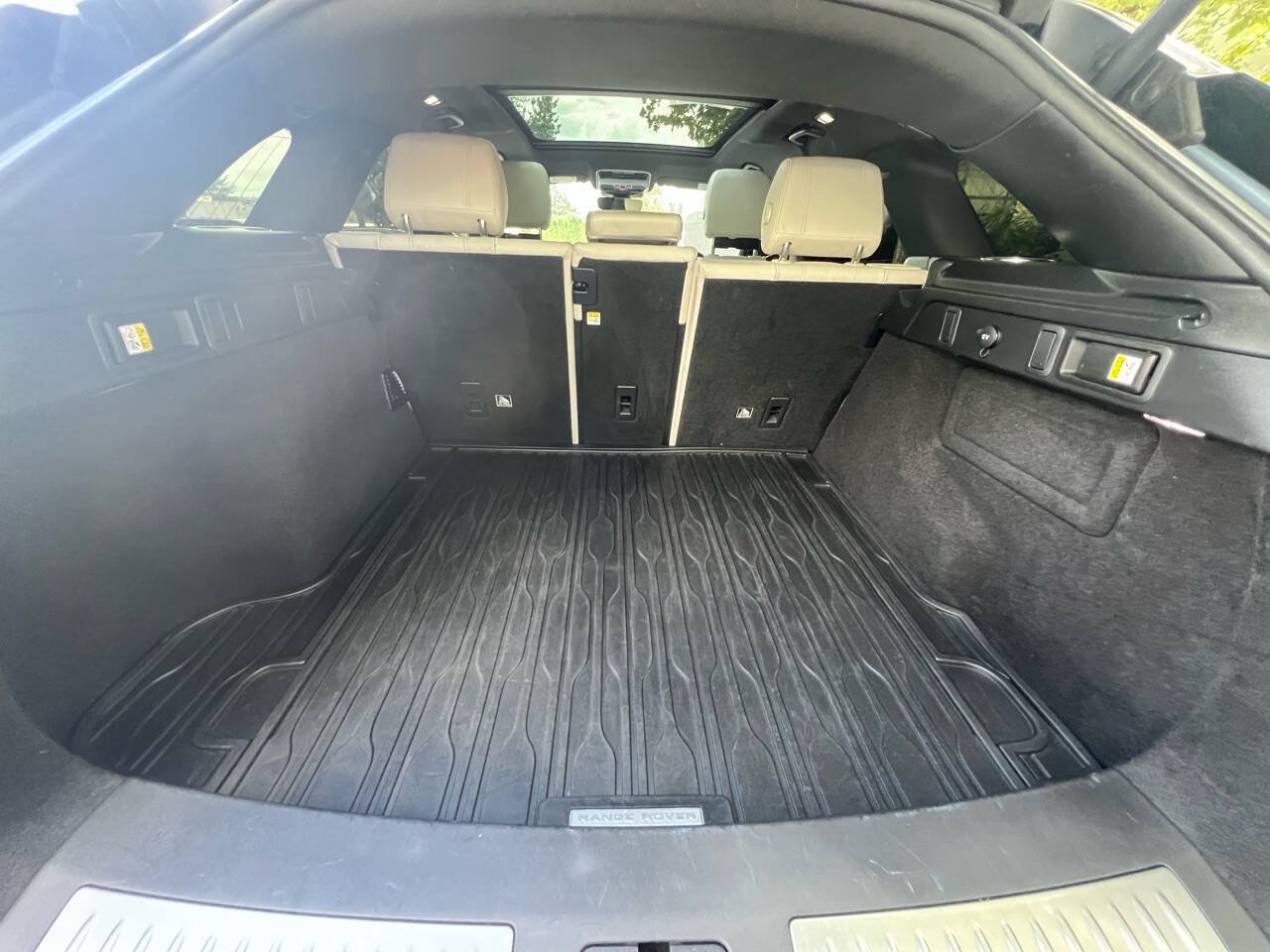 Used 2019 Land Rover Range Rover Velar R-Dynamic SE AWD/4WD image 17