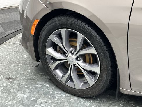 Used 2018 Chrysler Pacifica Limited w/ Tire & Wheel Group FWD image 33