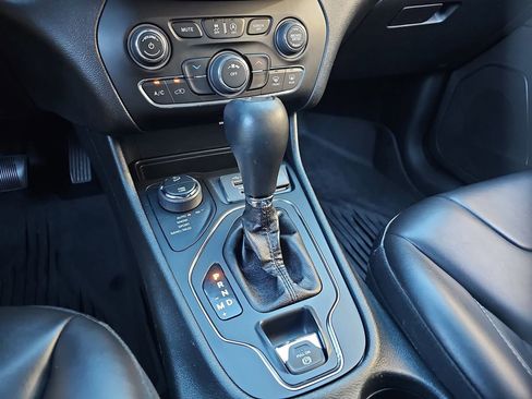 Used 2019 Jeep Cherokee Latitude Plus image 15