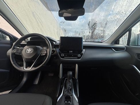 Used 2025 Toyota Corolla Cross LE image 33