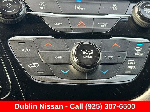 Used 2022 Chrysler Pacifica Touring-L FWD image 30